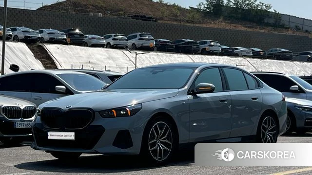 BMW 5 Series (G60) 2024 Светло-серебряный цвет из Кореи