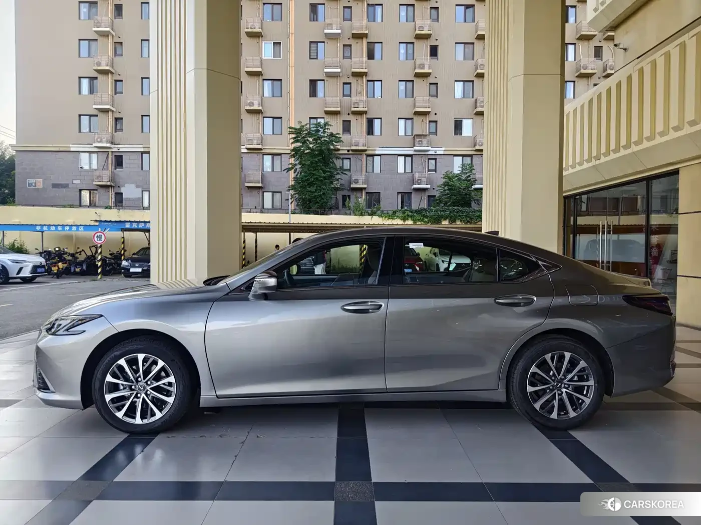 Lexus ES 2026 Silver/gray из Китая