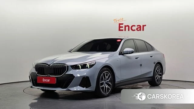 BMW 5 Series (G60) 2025 Светло-серебряный цвет из Кореи