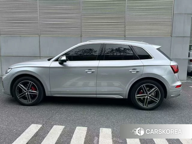 Audi SQ5 2023 Серебристо-серый из Китая