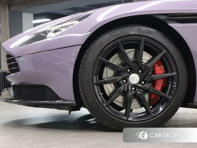 Aston Martin DB11 2021 Фиолетовый из Китая