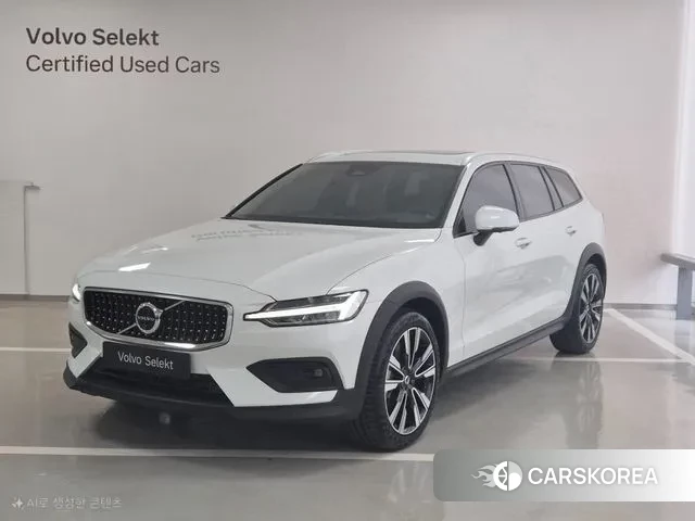 Volvo V60 Cross-Country 2nd Generation 2025 Белый из Кореи
