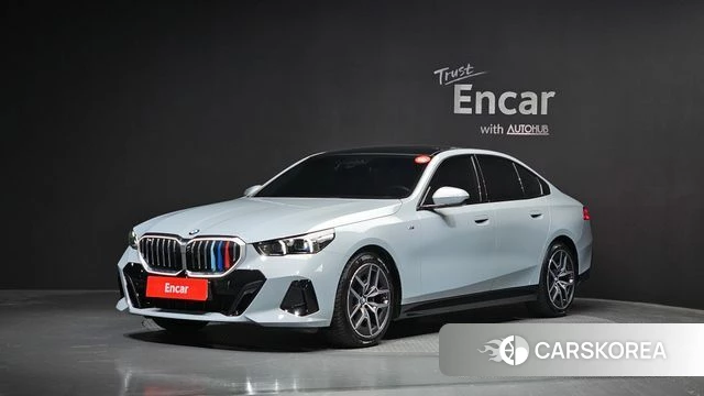 BMW 5 Series (G60) 2024 Светло-серебряный цвет из Кореи