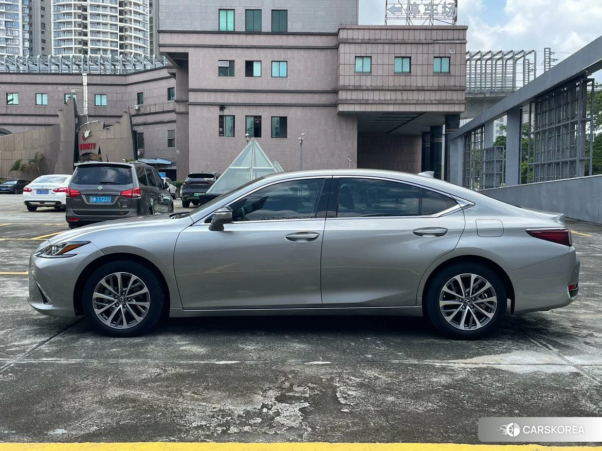 Lexus ES 2021 Серебристо-серый из Китая
