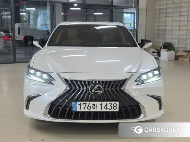 Lexus ES300h 7th generation 2022 Белый из Кореи