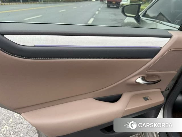Lexus ES 2025 Серебристо-серый из Китая