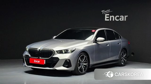 BMW 5 Series (G60) 2025 Песочный из Кореи