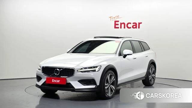 Volvo V60 Cross-Country 2nd Generation 2019 Белый из Кореи