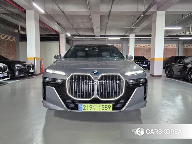 BMW i7 (G70) 2023 Серебристо-серый из Кореи