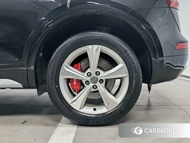 Audi Q5L 2021 Черный из Китая