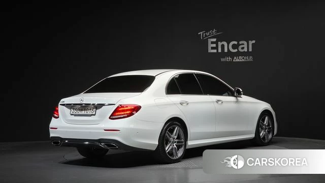 Mercedes-Benz E-Class W213 2018 Белый из Кореи