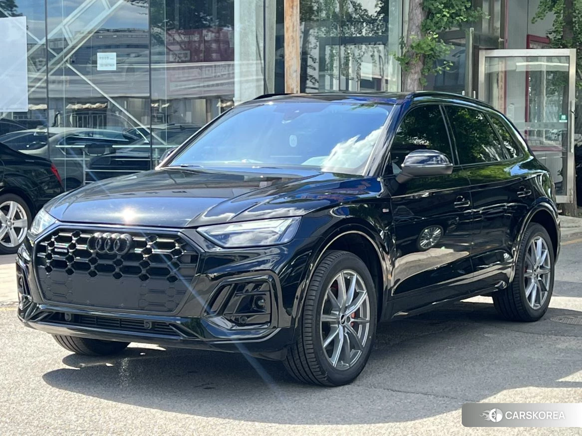 Audi Q5L 2021 Черный из Китая
