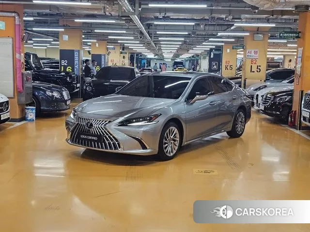 Lexus ES300h 7th generation 2025 Песочный из Кореи
