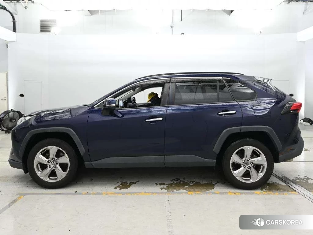 Toyota RAV4 2021 из Японии