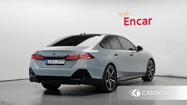 BMW 5 Series (G60) 2025 Серебристо-серый из Кореи