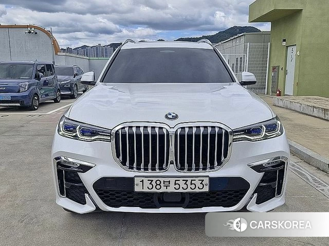 BMW X7 (G07) 2021 Жемчужный цвет из Кореи