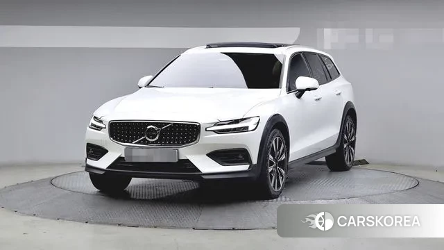 Volvo V60 Cross-Country 2nd Generation 2024 Белый из Кореи