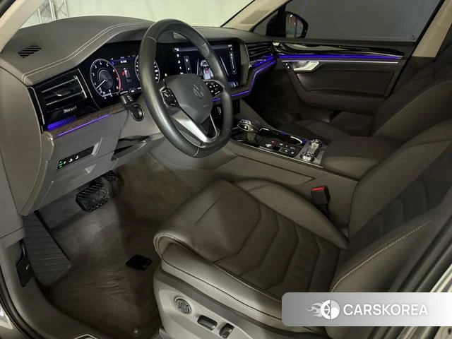 Volkswagen Touareg 2023 Темно-серый из Китая
