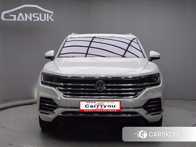 Volkswagen Touareg 3rd generation 2020 Белый из Кореи