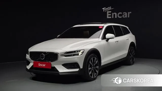 Volvo V60 Cross-Country 2nd Generation 2024 Белый из Кореи