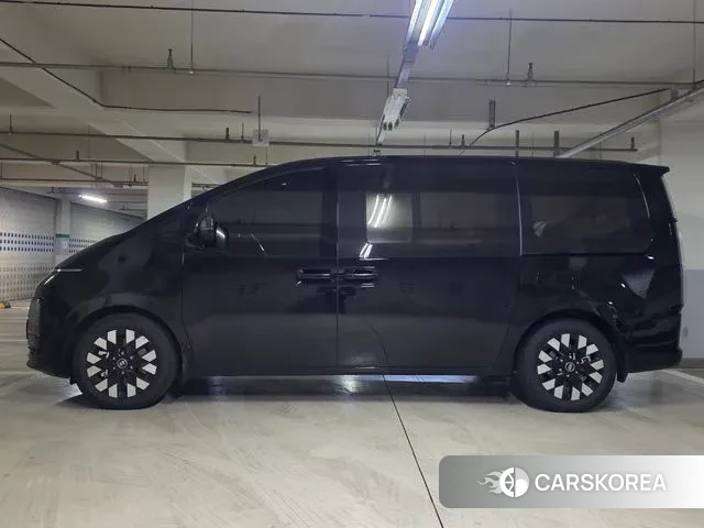 Hyundai Staria 2025 Черный из Кореи