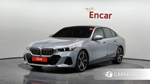 BMW 5 Series (G60) 2024 Серебристо-серый из Кореи