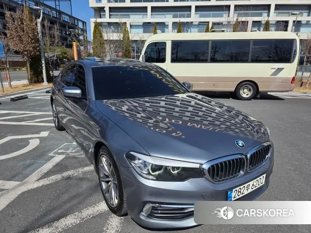 BMW 5 Series (G30) 2018 Серебристо-серый из Кореи