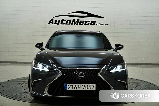 Lexus ES300h 7th generation 2023 Серый из Кореи