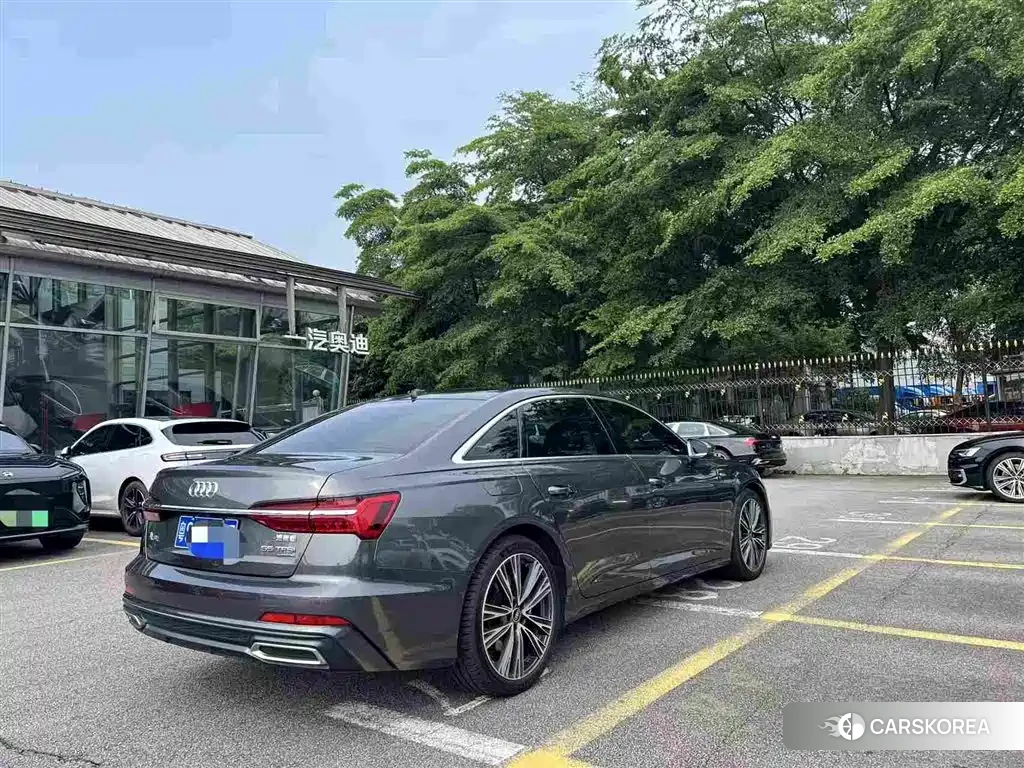 Audi A6L 2022 Silver/gray из Китая, фото 2