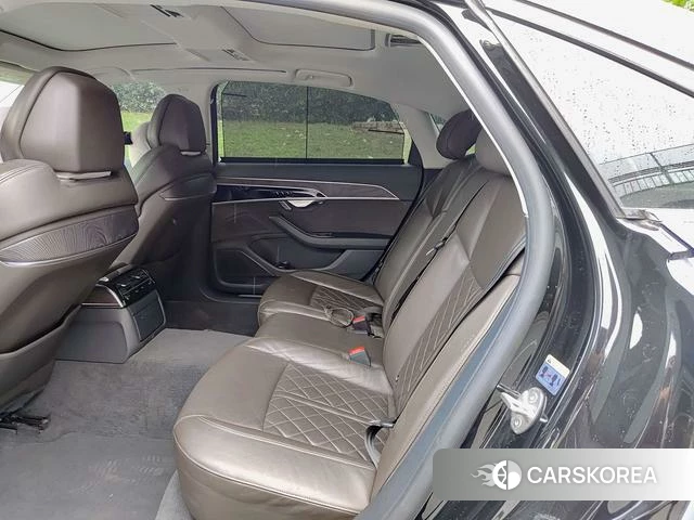 Audi A8 2021 Серебристо-серый из Китая