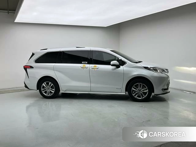 Toyota Saina 2024 Белый из Китая