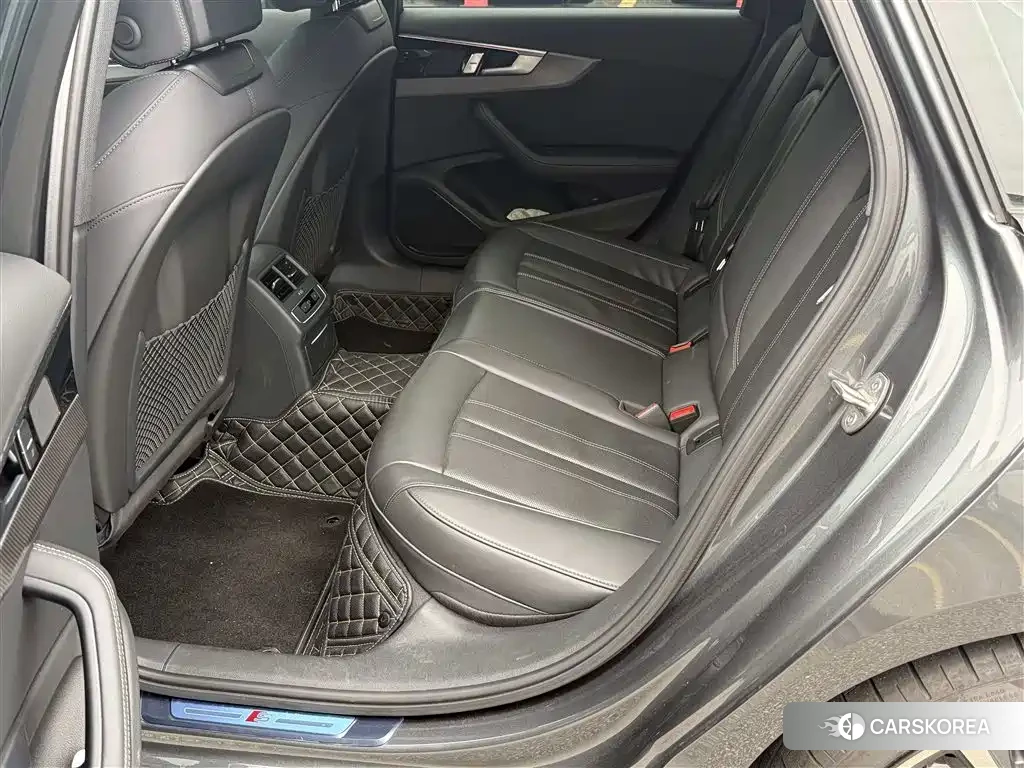 Audi A4L 2025 Silver/gray из Китая