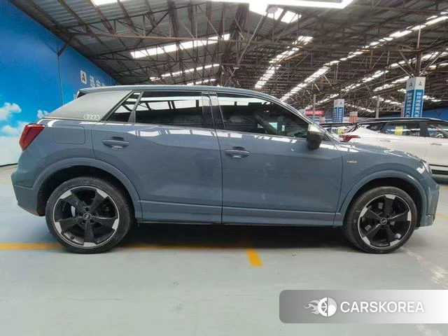 Audi Q2L 2021 Темно-серый из Китая