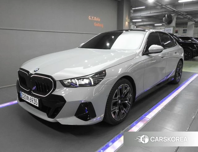 BMW 5 Series (G60) 2025 Небесно-голубой из Кореи