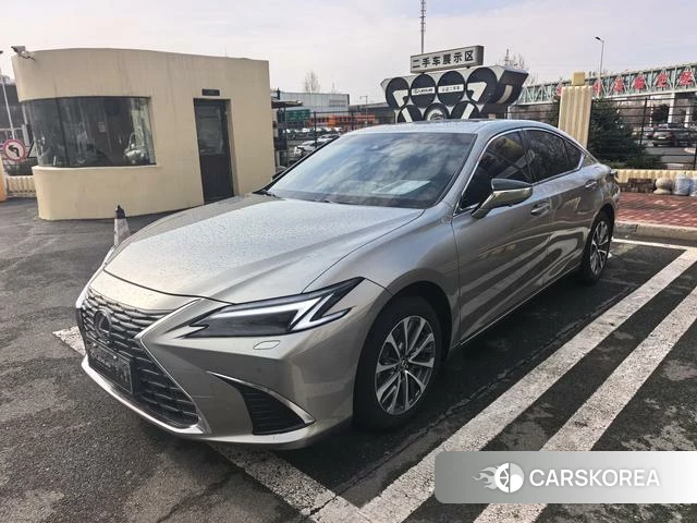 Lexus ES 2025 Серебристо-серый из Китая