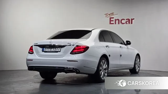 Mercedes-Benz E-Class W213 2018 Белый из Кореи