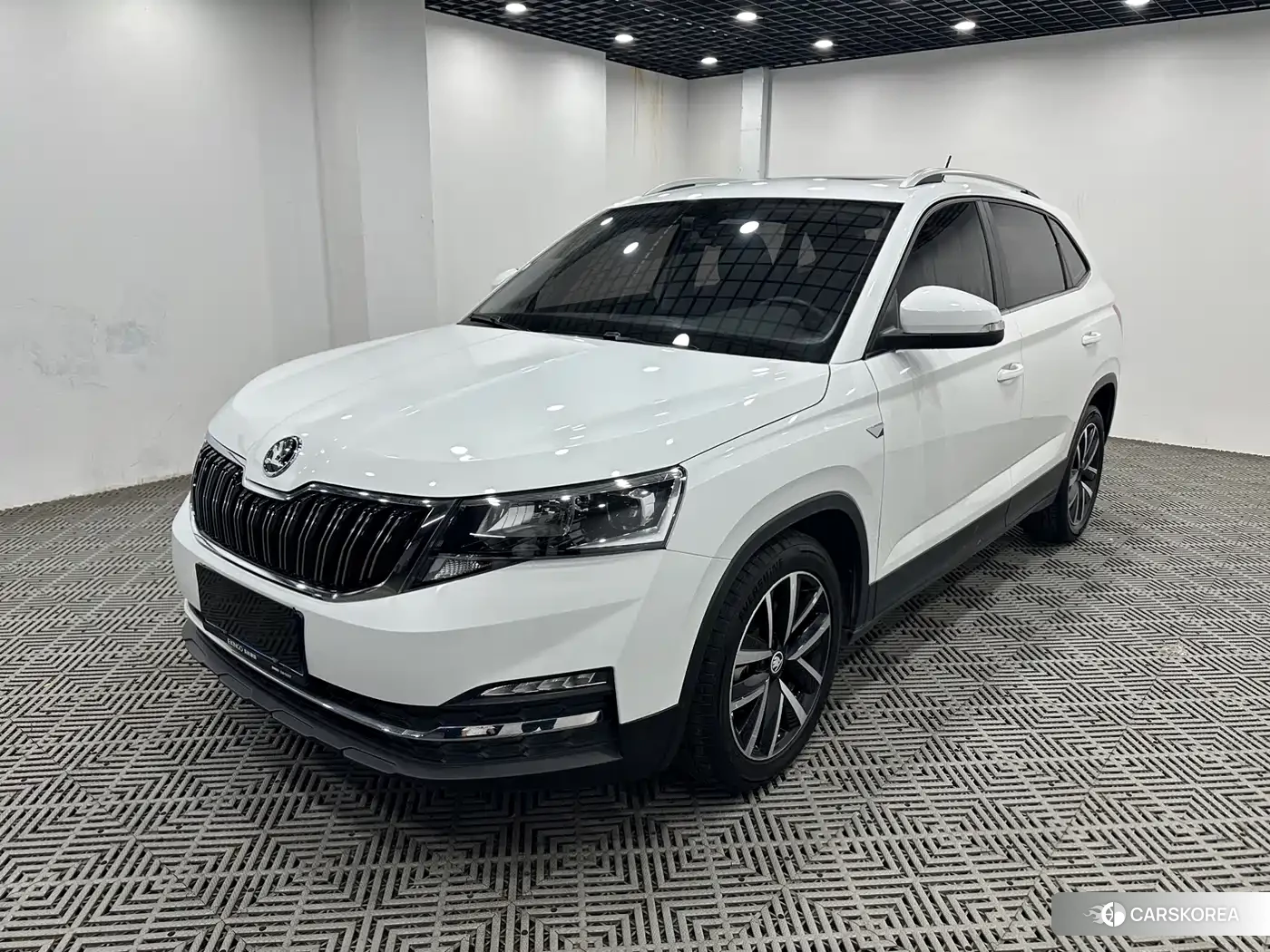 Skoda Komick 2023 Белый из Китая