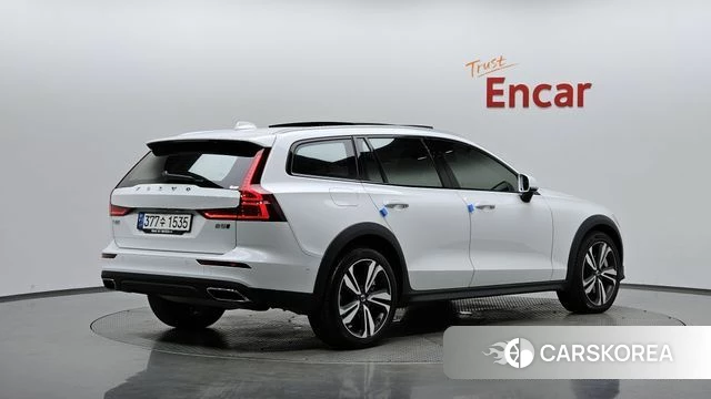 Volvo V60 Cross-Country 2nd Generation 2021 Белый из Кореи