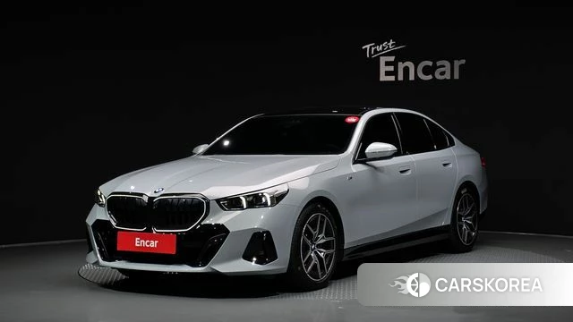 BMW 5 Series (G60) 2025 Светло-серебряный цвет из Кореи