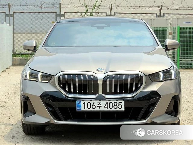 BMW 5 Series (G60) 2025 Песочный из Кореи
