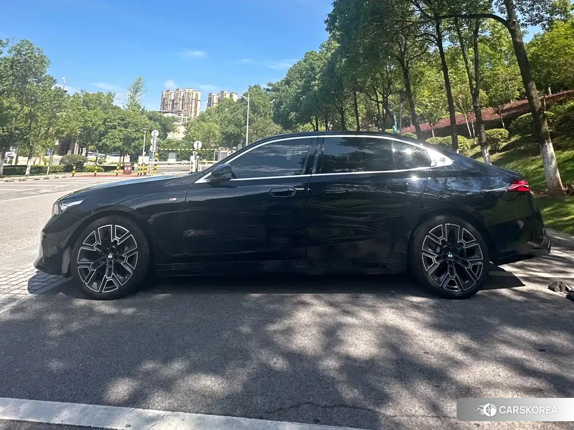 BMW 5 series 2025 Черный из Китая, фото 3