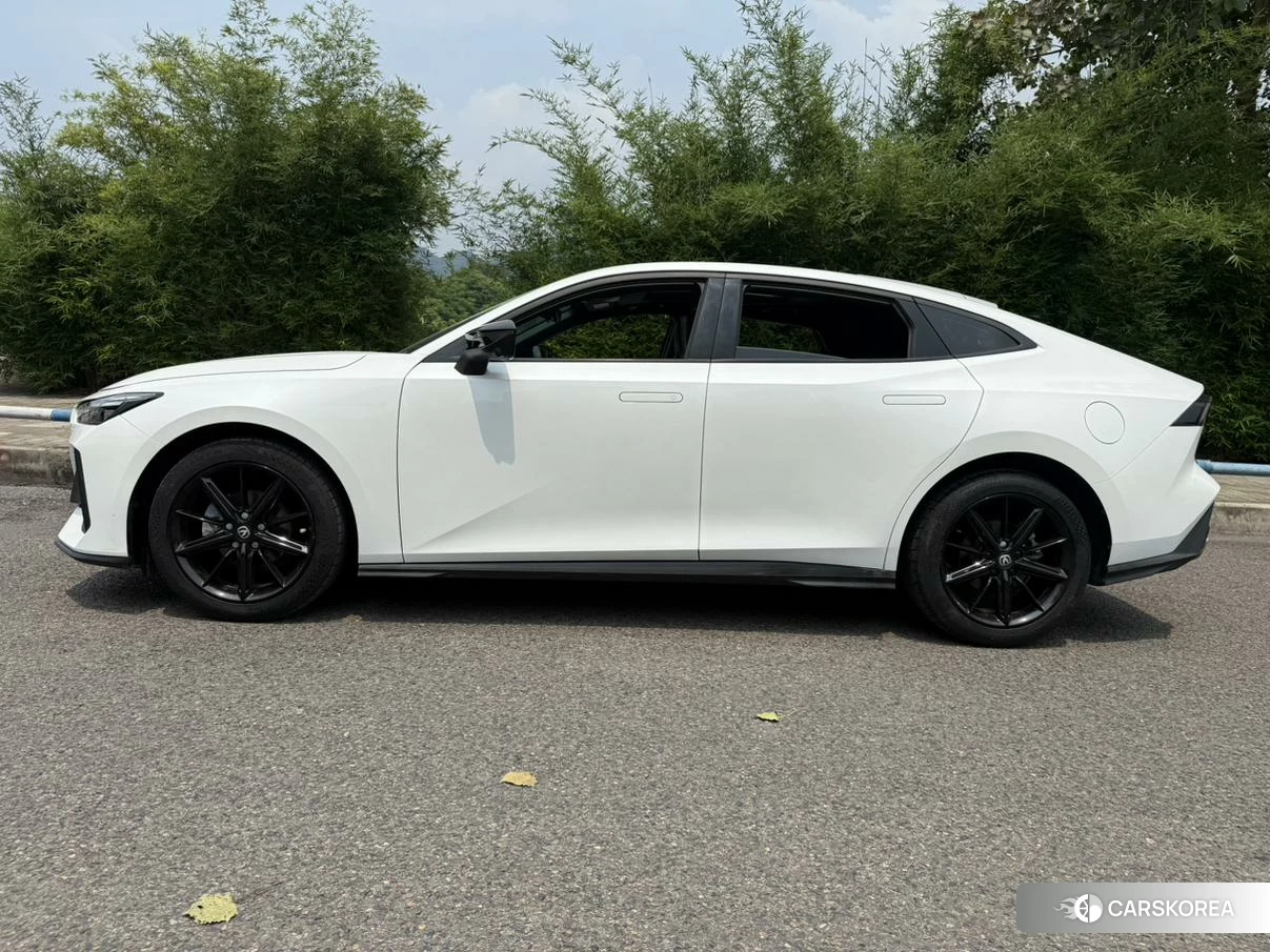 Chang'an UNI-V 2024 Белый из Китая