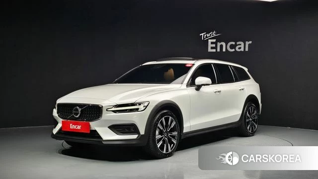 Volvo V60 Cross-Country 2nd Generation 2025 Белый из Кореи