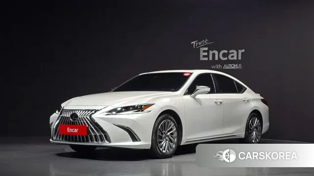 Lexus ES300h 7th generation 2025 Белый из Кореи