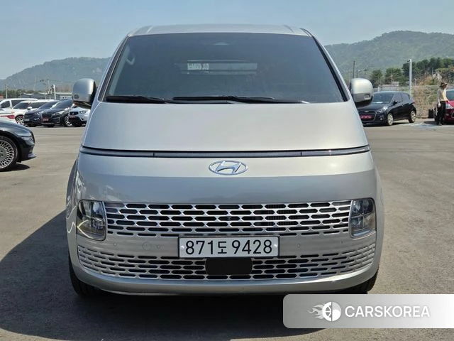 Hyundai Staria 2023 Серебристо-серый из Кореи