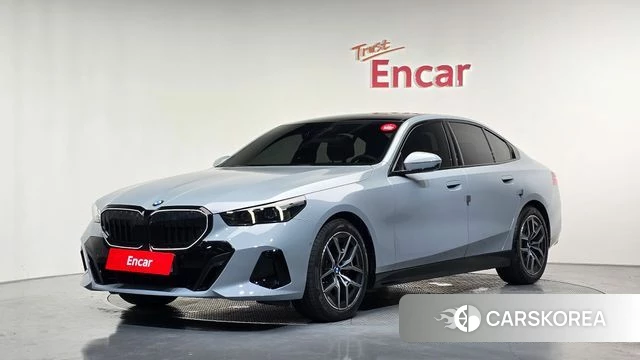 BMW 5 Series (G60) 2025 Светло-серебряный цвет из Кореи