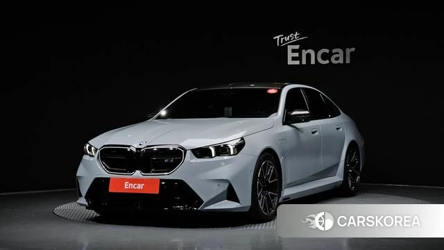 BMW M5 (G90) 2026 Светло-серебряный цвет из Кореи