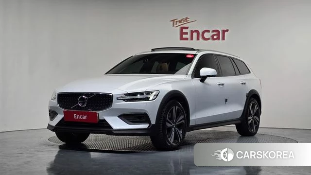 Volvo V60 Cross-Country 2nd Generation 2019 Белый из Кореи