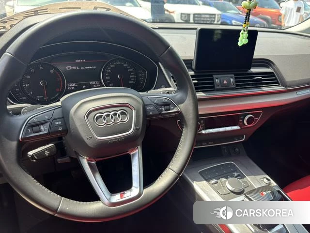 Audi Q5L 2021 Черный из Китая