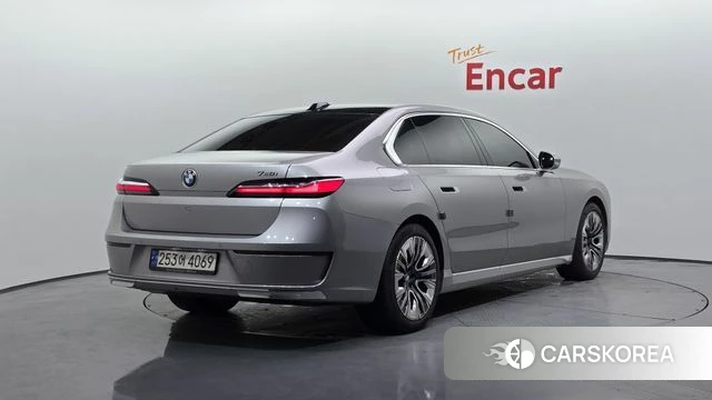 BMW 7 Series (G70) 2023 Серебристо-серый из Кореи